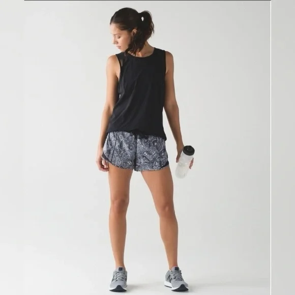 Lululemon Hotty Hot Short (Long)Mini Antique Paisley White Black / Black size 8 - Picture 4 of 10